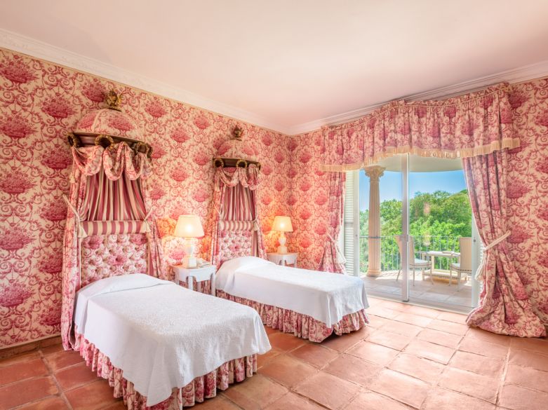 Parklike estate with 4 buildings on 19.000 sq. meters plot in Los Picos, next to Sierra Blanca