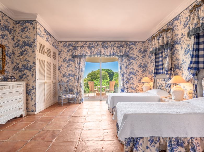 Parklike estate with 4 buildings on 19.000 sq. meters plot in Los Picos, next to Sierra Blanca