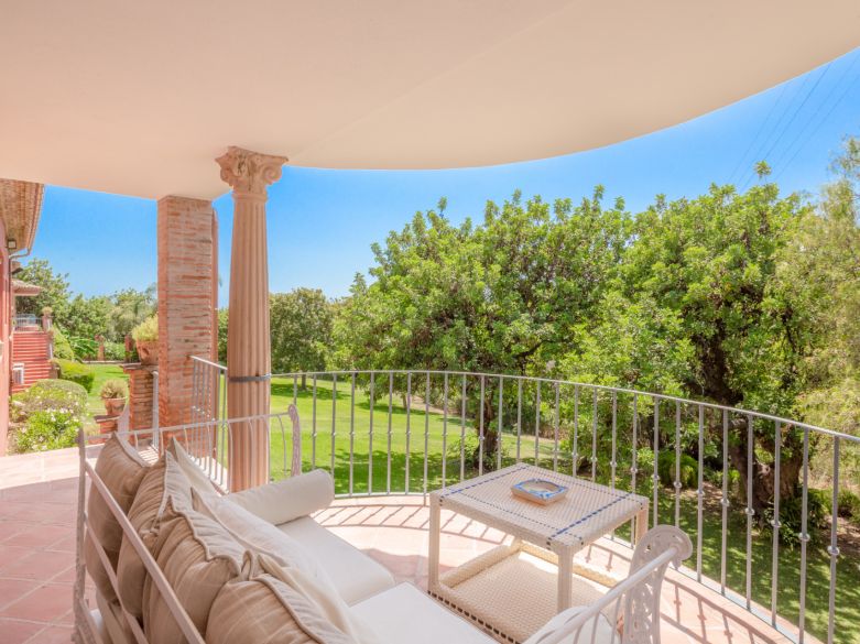 Parklike estate with 4 buildings on 19.000 sq. meters plot in Los Picos, next to Sierra Blanca