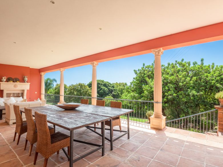 Parklike estate with 4 buildings on 19.000 sq. meters plot in Los Picos, next to Sierra Blanca