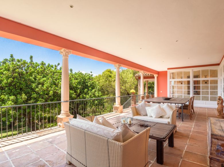 Parklike estate with 4 buildings on 19.000 sq. meters plot in Los Picos, next to Sierra Blanca