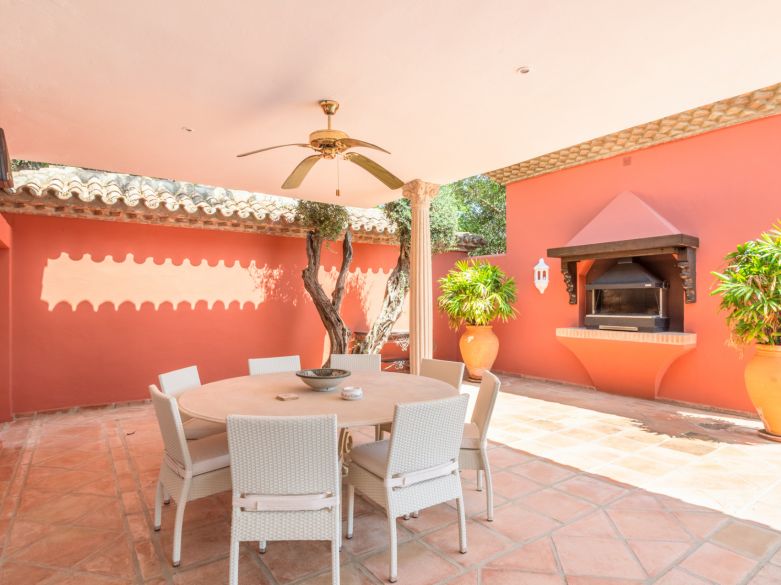 Parklike estate with 4 buildings on 19.000 sq. meters plot in Los Picos, next to Sierra Blanca