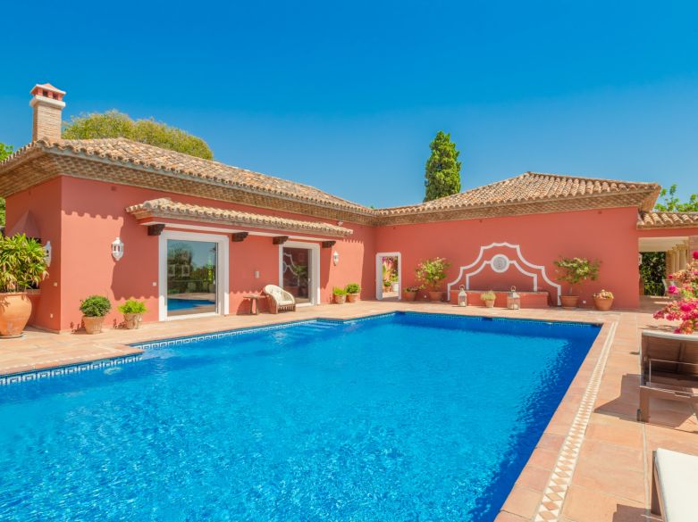 Parklike estate with 4 buildings on 19.000 sq. meters plot in Los Picos, next to Sierra Blanca