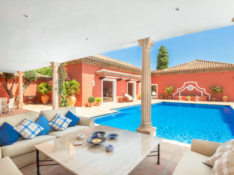 Parklike estate with 4 buildings on 19.000 sq. meters plot in Los Picos, next to Sierra Blanca