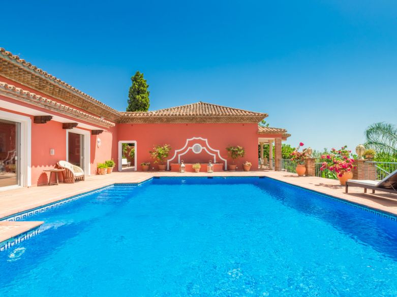 Parklike estate with 4 buildings on 19.000 sq. meters plot in Los Picos, next to Sierra Blanca