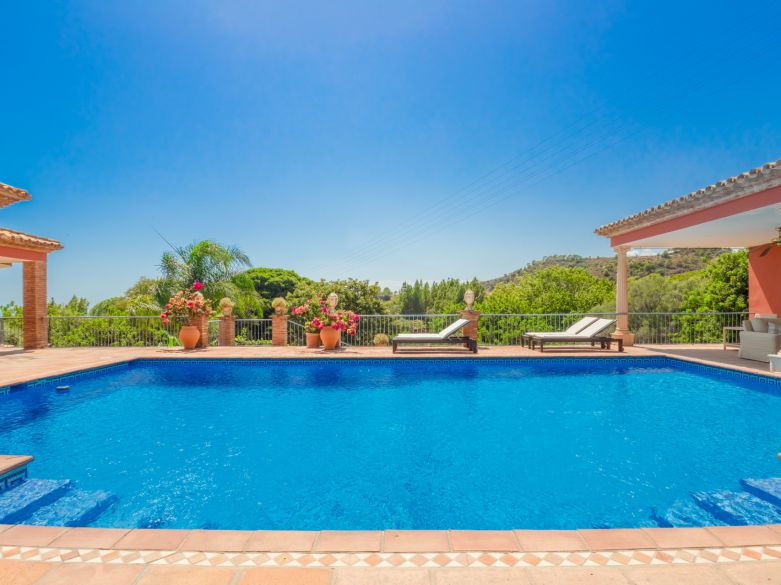 Parklike estate with 4 buildings on 19.000 sq. meters plot in Los Picos, next to Sierra Blanca