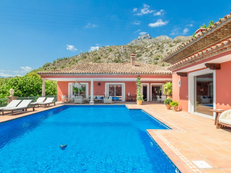 Parklike estate with 4 buildings on 19.000 sq. meters plot in Los Picos, next to Sierra Blanca