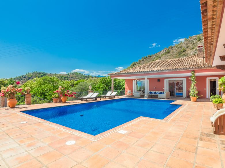 Parklike estate with 4 buildings on 19.000 sq. meters plot in Los Picos, next to Sierra Blanca