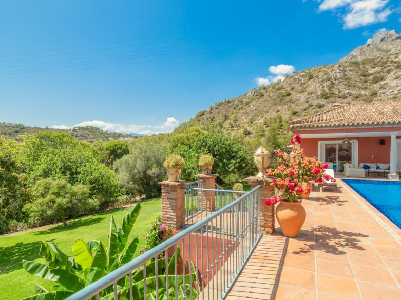 Parklike estate with 4 buildings on 19.000 sq. meters plot in Los Picos, next to Sierra Blanca