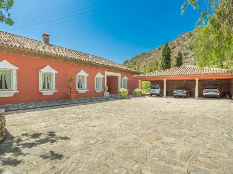 Parklike estate with 4 buildings on 19.000 sq. meters plot in Los Picos, next to Sierra Blanca