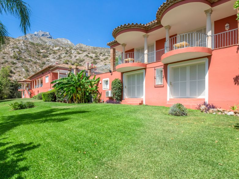 Parklike estate with 4 buildings on 19.000 sq. meters plot in Los Picos, next to Sierra Blanca