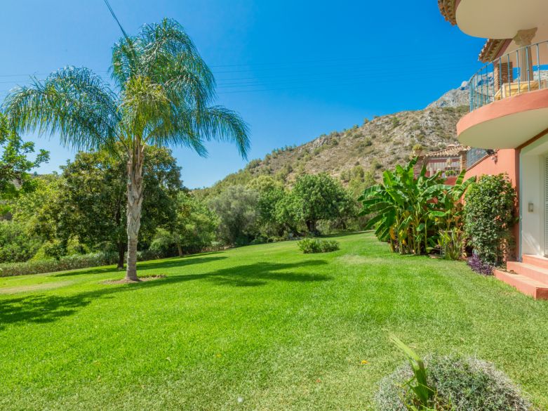 Parklike estate with 4 buildings on 19.000 sq. meters plot in Los Picos, next to Sierra Blanca