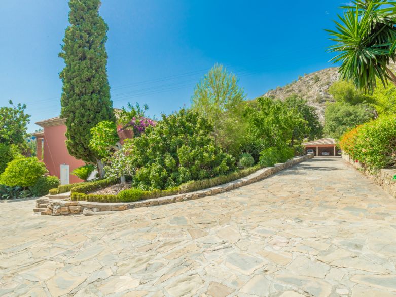 Parklike estate with 4 buildings on 19.000 sq. meters plot in Los Picos, next to Sierra Blanca