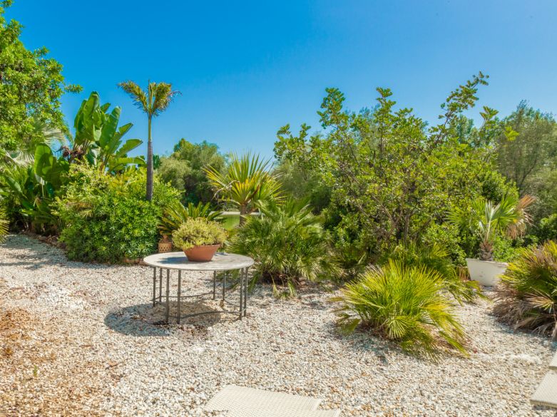Parklike estate with 4 buildings on 19.000 sq. meters plot in Los Picos, next to Sierra Blanca
