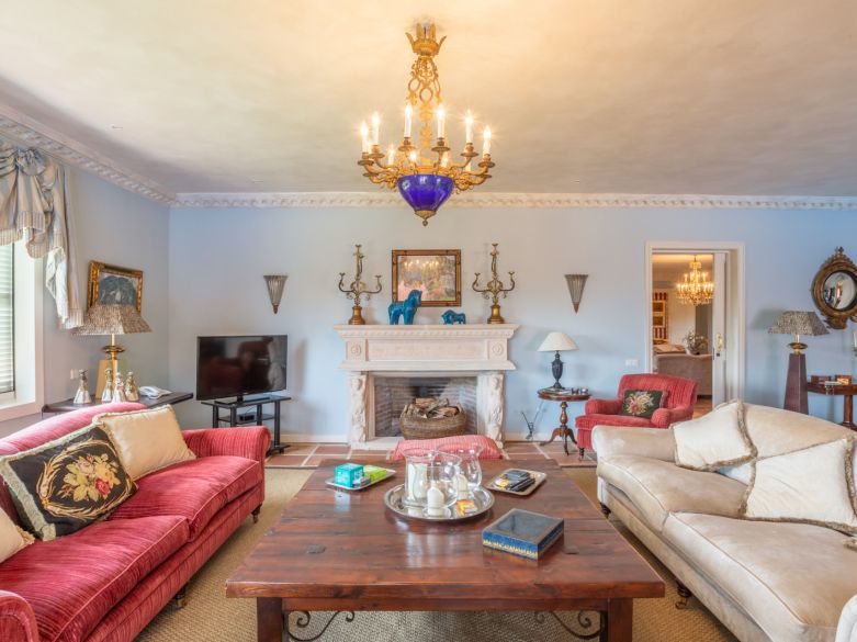 Parklike estate with 4 buildings on 19.000 sq. meters plot in Los Picos, next to Sierra Blanca