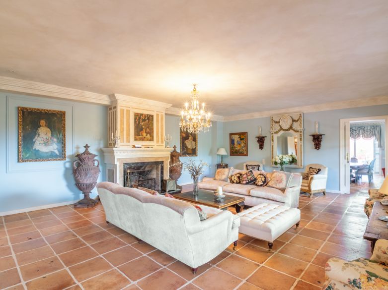 Parklike estate with 4 buildings on 19.000 sq. meters plot in Los Picos, next to Sierra Blanca