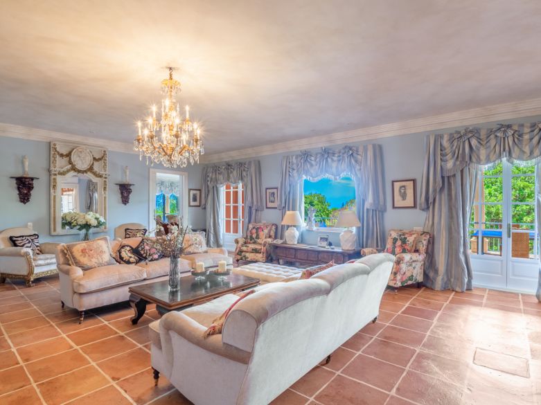 Parklike estate with 4 buildings on 19.000 sq. meters plot in Los Picos, next to Sierra Blanca