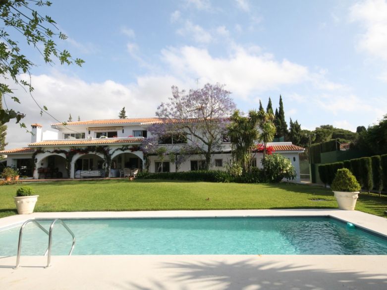 Classical large villa in lower Calahonda. Great investment opportunity!