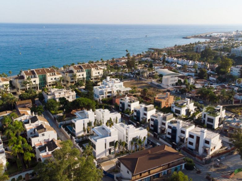 New built modern beach villa, walking distance to Puerto Banus!
