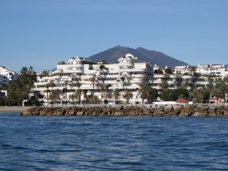 Luxurious ground floor duplex apartment in Gray D'Albión besides Puerto Banus
