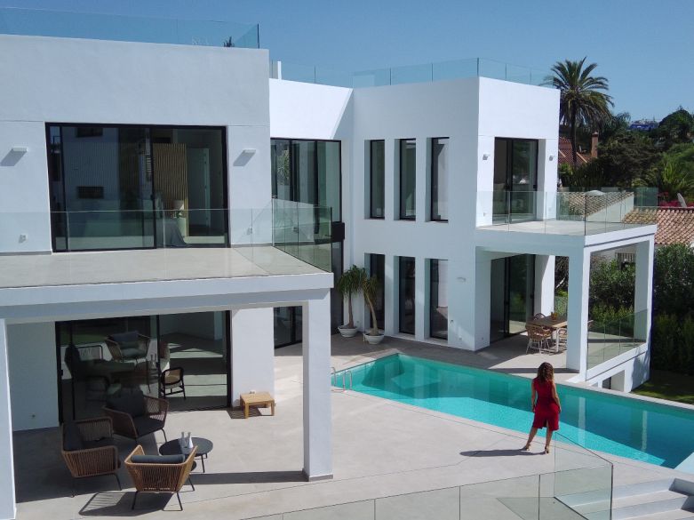 Luxury beachside villa in upmarket Marbesa!