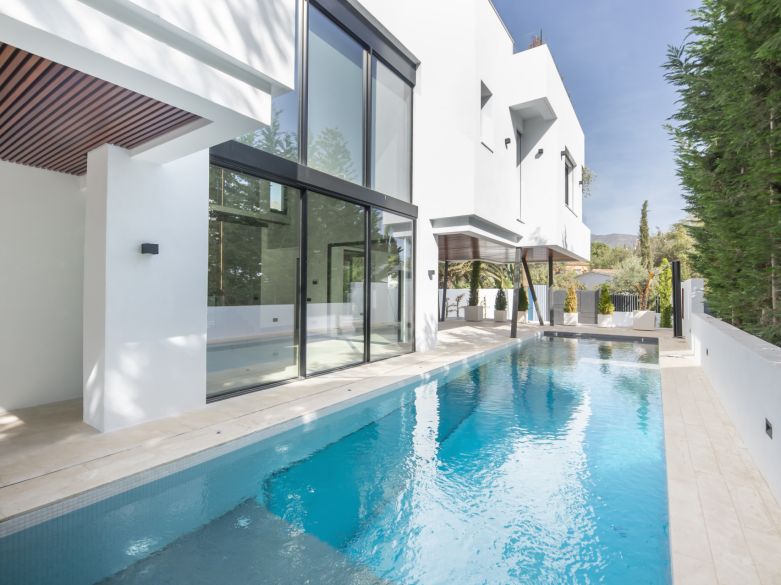Magnificent contemporary villa in the beachside Casablanca urbanisation, next to Marbella town