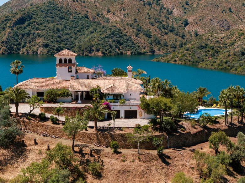 Villa spectaculaire en bord de lac avec vues panoramiques sur les montagnes et potentiel illimité