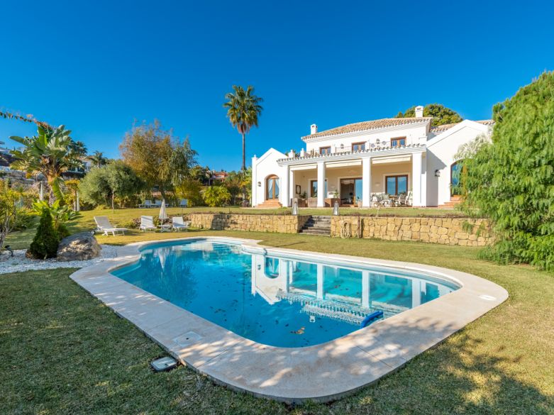 Beautiful Andalucian style villa located frontline golf in Los Flamingos.!