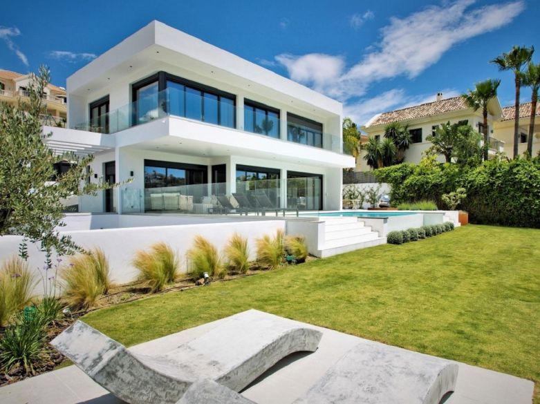 Front line golf villa with large entertainment rooms in La Alqueria