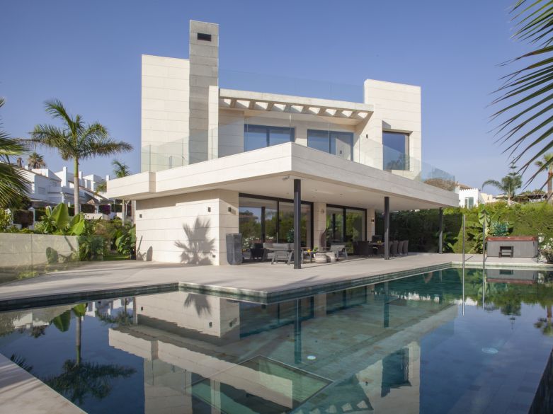 New built villa with mountain views in Nueva Andalucia!
