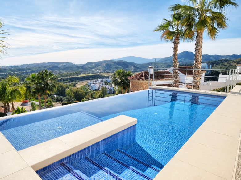 Villa en venta en Puerto del Capitan, Benahavis