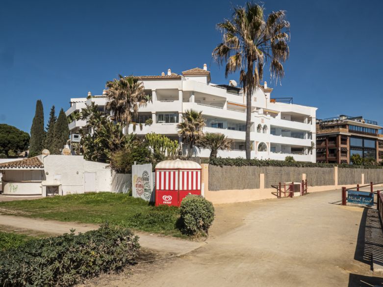 Front line beach apartment in La Herradura, located next to Mistral beach and Puerto Banus.