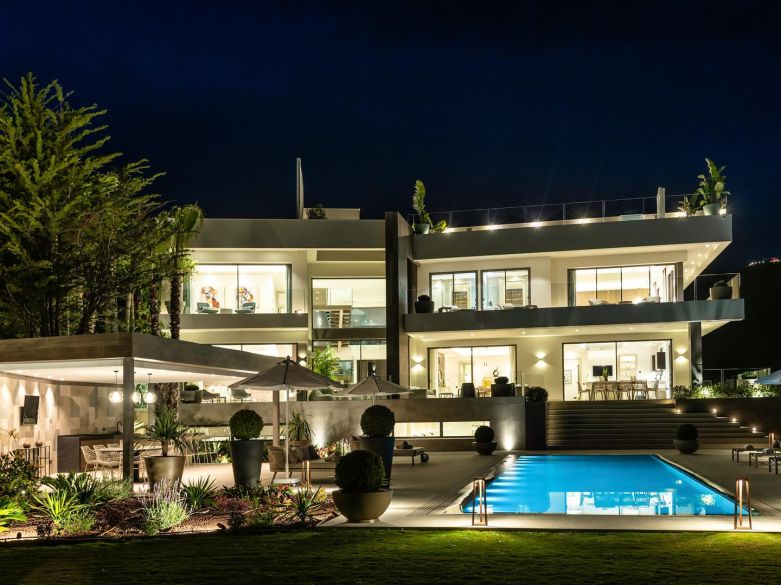Incredible new built villa in La Zagaleta with panoramic views down the coast to the sea!