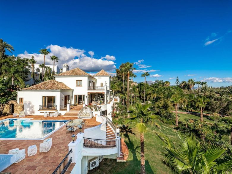 Luxury mansion - or suitable as a boutique hotel - located in El Paraiso Alto!