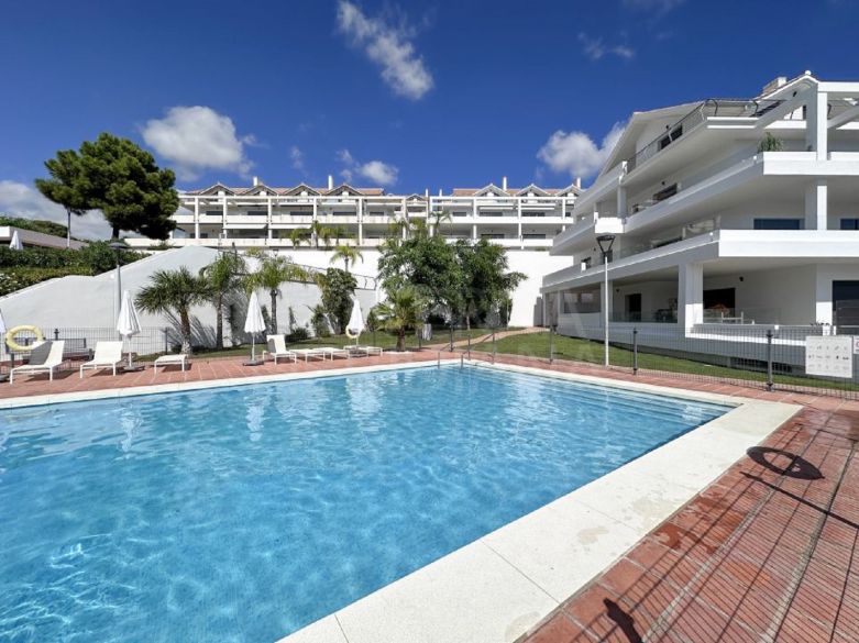 Wonderful penthouse with panoramic views! Quiet setting in East Estepona, 5 minutes drive to the beach!