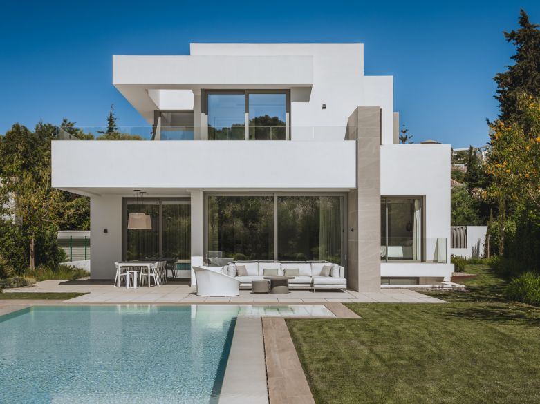 9 new build villas i El Paraiso, with a warm and inviting architecture!