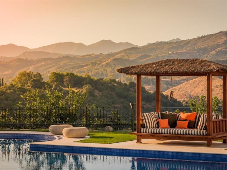 ¡Mansión encima de Hacienda las Chapas!