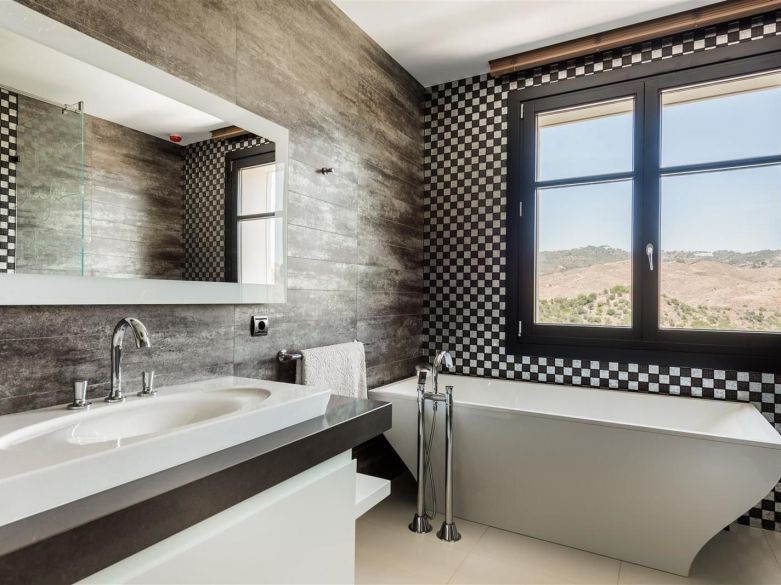 ¡Mansión encima de Hacienda las Chapas!