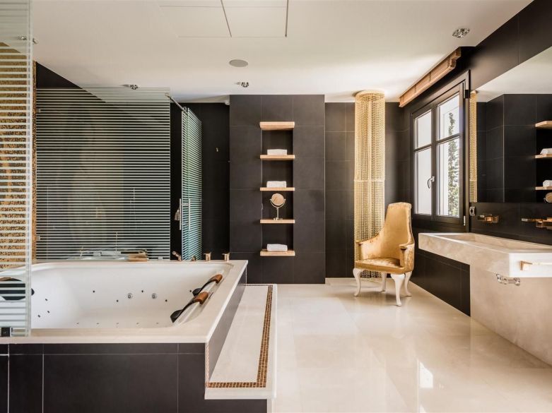 ¡Mansión encima de Hacienda las Chapas!