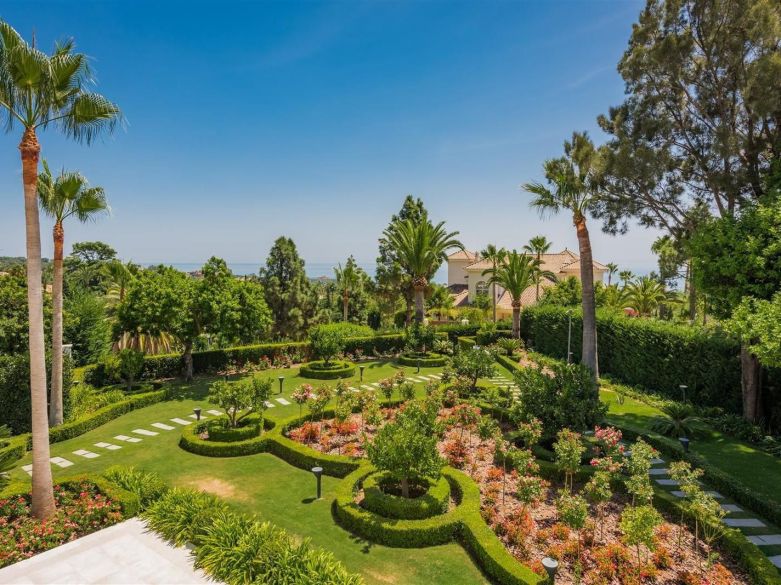 ¡Mansión encima de Hacienda las Chapas!