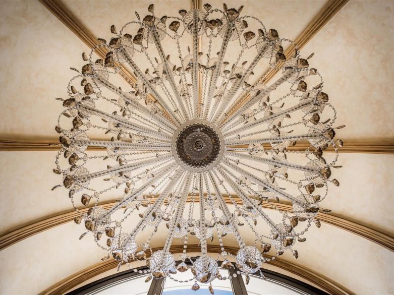 ¡Mansión encima de Hacienda las Chapas!