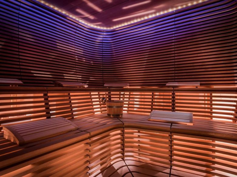 ¡Mansión encima de Hacienda las Chapas!