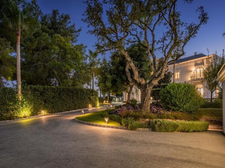 ¡Mansión encima de Hacienda las Chapas!