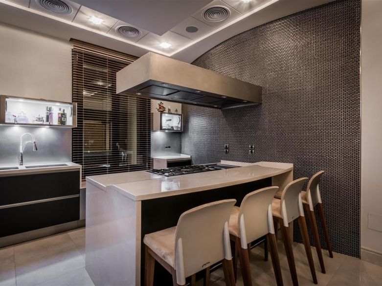 ¡Mansión encima de Hacienda las Chapas!