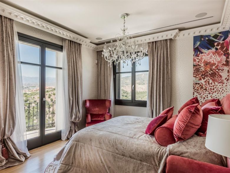 ¡Mansión encima de Hacienda las Chapas!