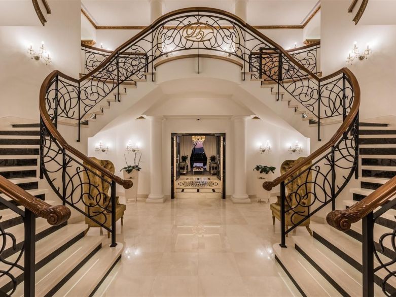 ¡Mansión encima de Hacienda las Chapas!