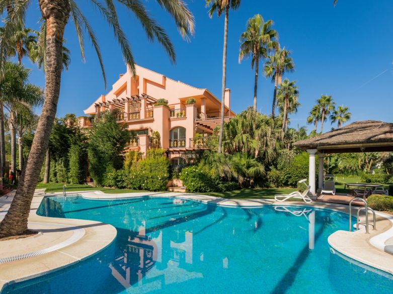 Beachfront double apartment in the luxury Casa Nova complex next to Mistral beach!