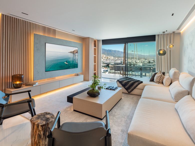 Amazing modern apartment frontline in Puerto Banus marina!