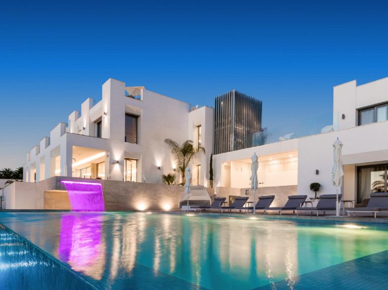 Impressive villa with sea views located close to Puerto Banus!