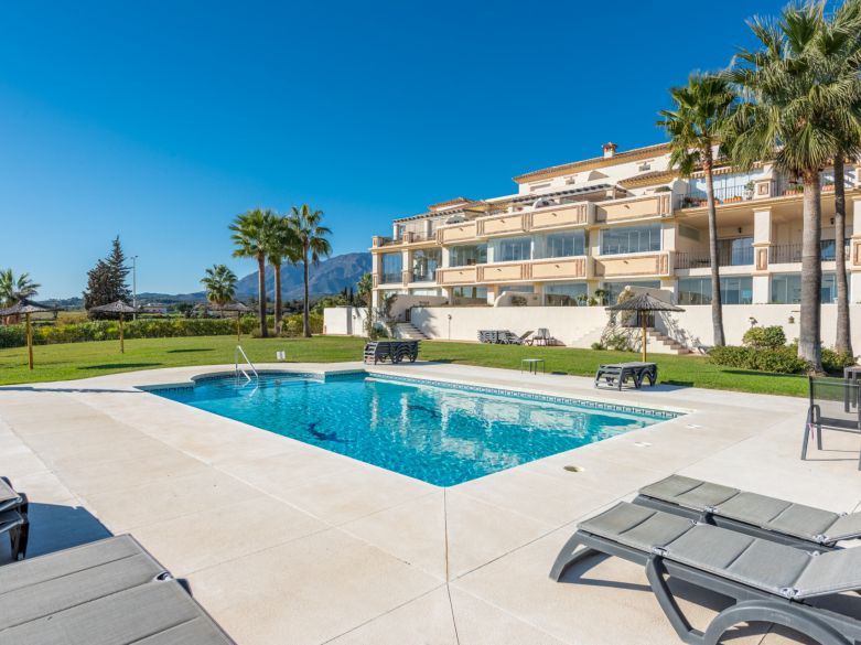 Duplex penthouse with XL-size terraces, panoramic sea views and 10 minutes walk to the beach!